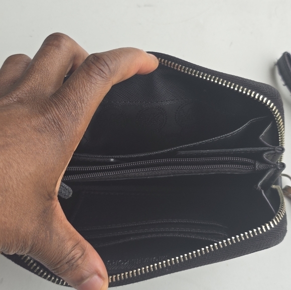 Michael Kors Wallet Womens Black  Gold Zip Around Logo Good Condition - Picture 9 of 10